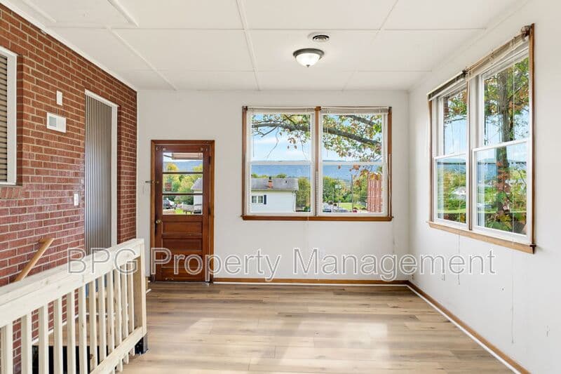 Woodstock Condo: 204 N Muhlenberg St