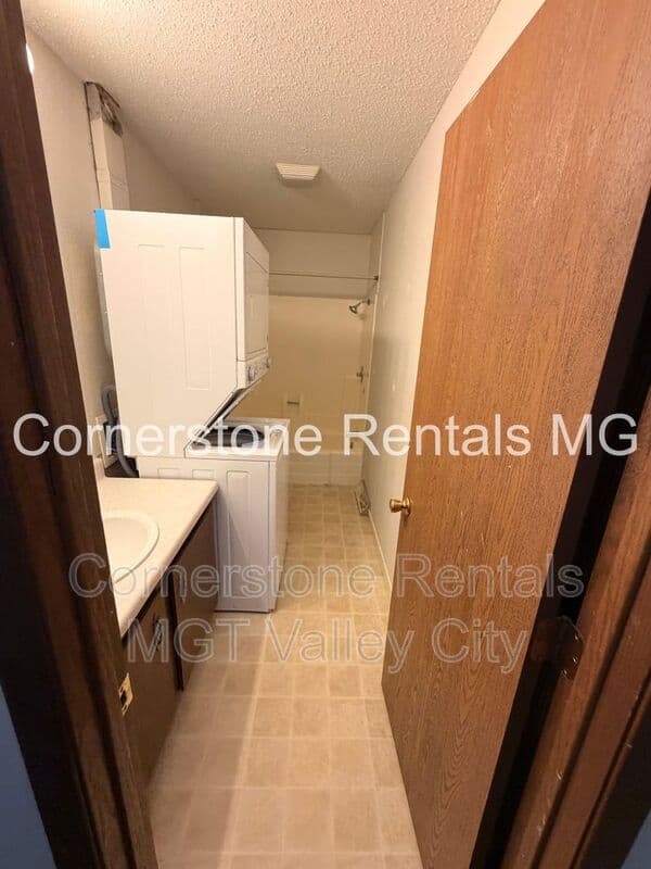 Valley City House: 1063 5th Ave NW