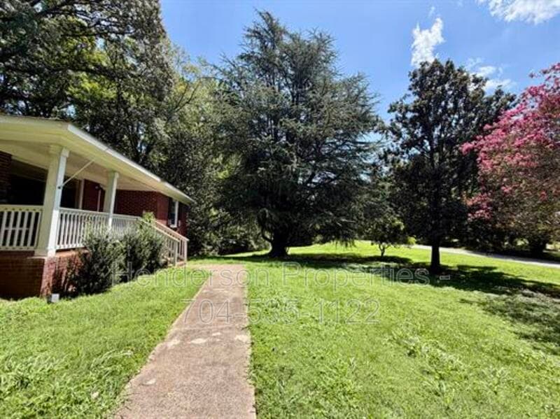 Charlotte House: 6801 Woodland Cr