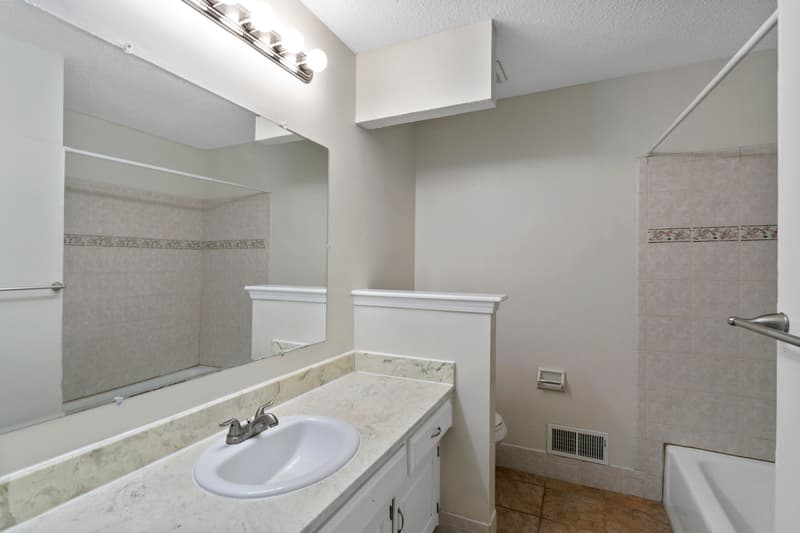 Lee's Summit House: 3513 NE Stanton St