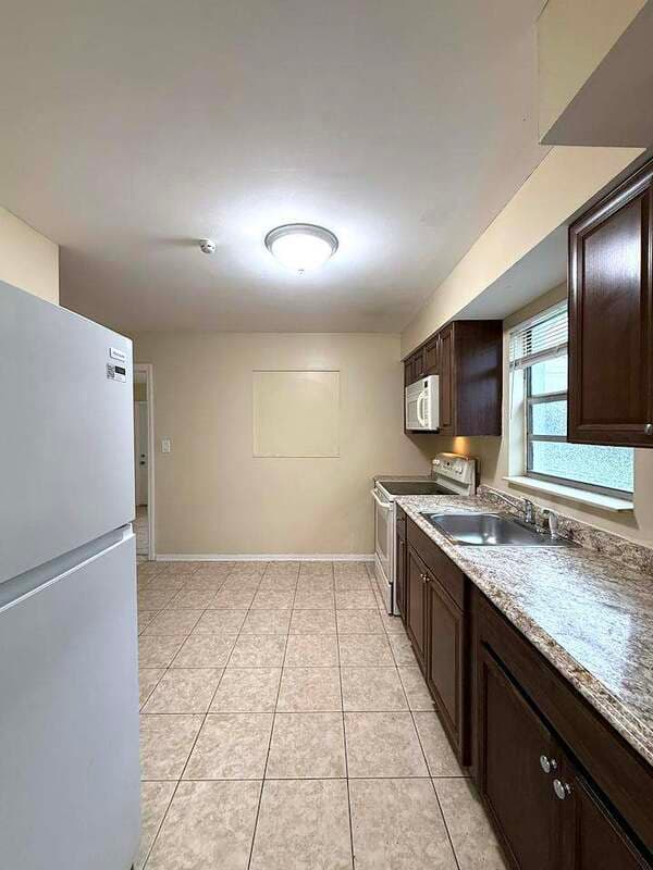 Fort Myers House: 2985 Saint Charles Street