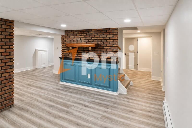 Mystic House: 90 Nantucket Dr