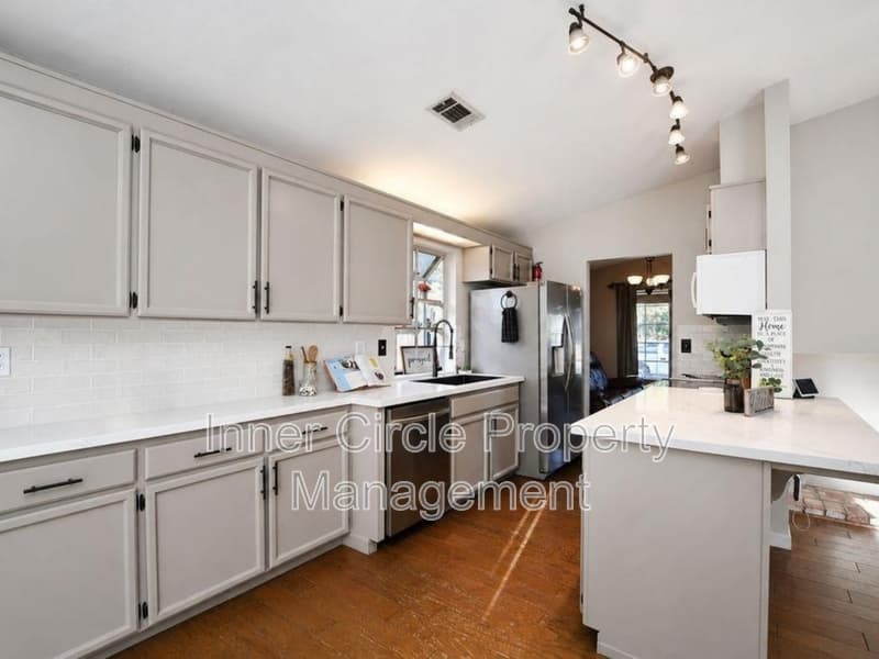 Oakley House: 4239 Sequoia Drive