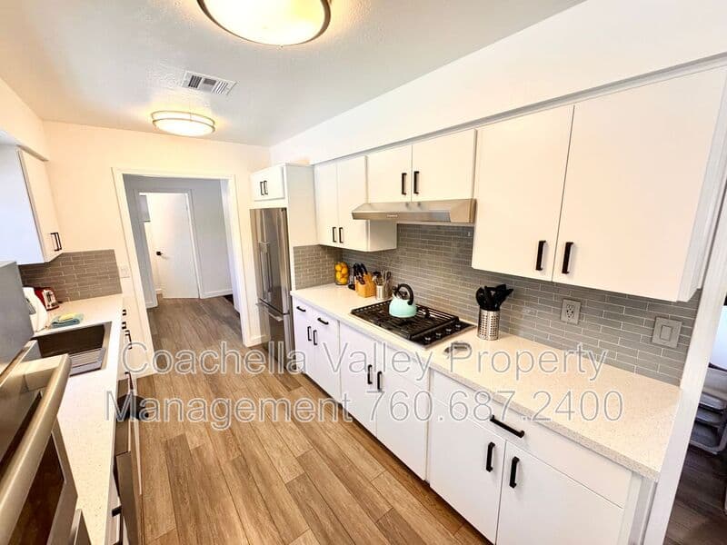 Palm Springs House: 2004 N San Antonio Rd