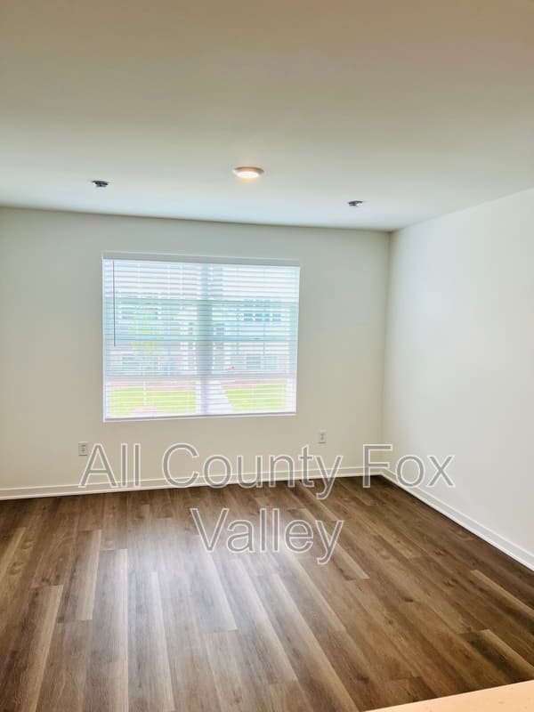 Hampshire Townhome: 879 Briar Glen Court