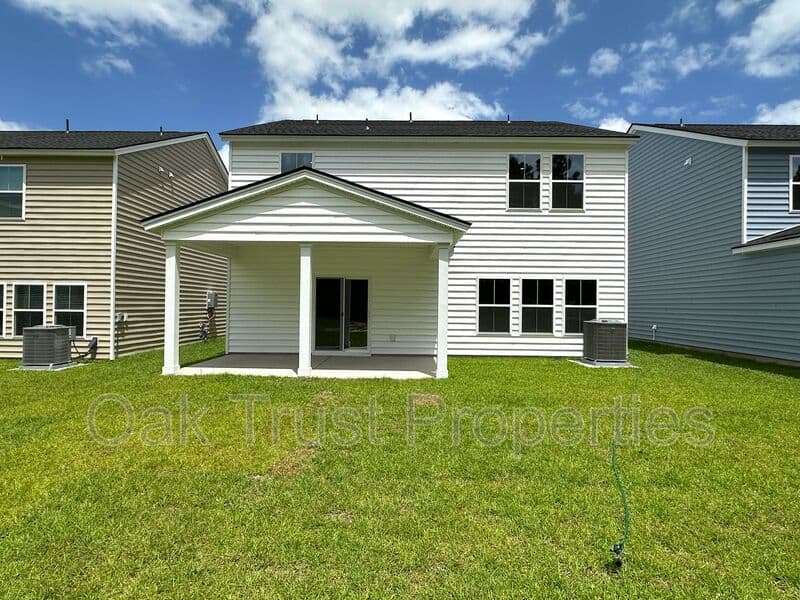 Summerville House: 127 Swaying Palm Dr