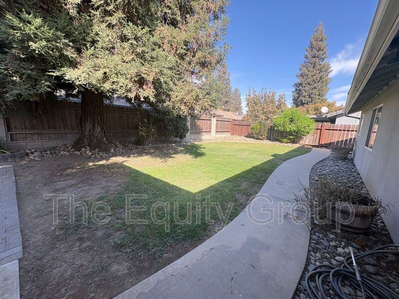 Visalia House: 323 South Citrus Court