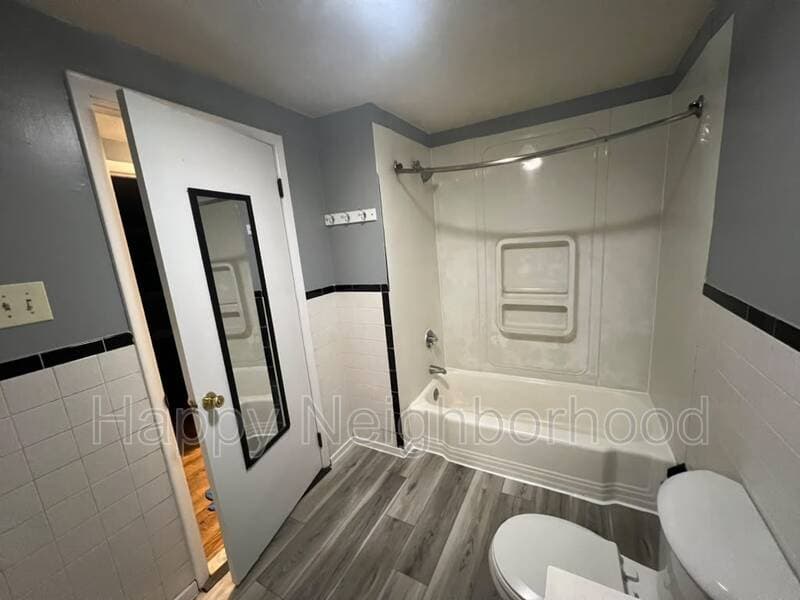 Meriden House: 16 Atkins StreetUnit 4