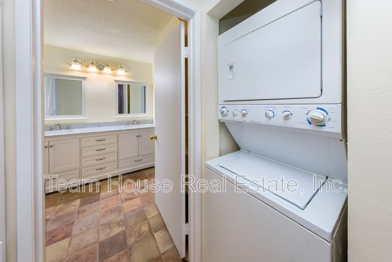 Valencia Condo: 24157 Del Monte Drive