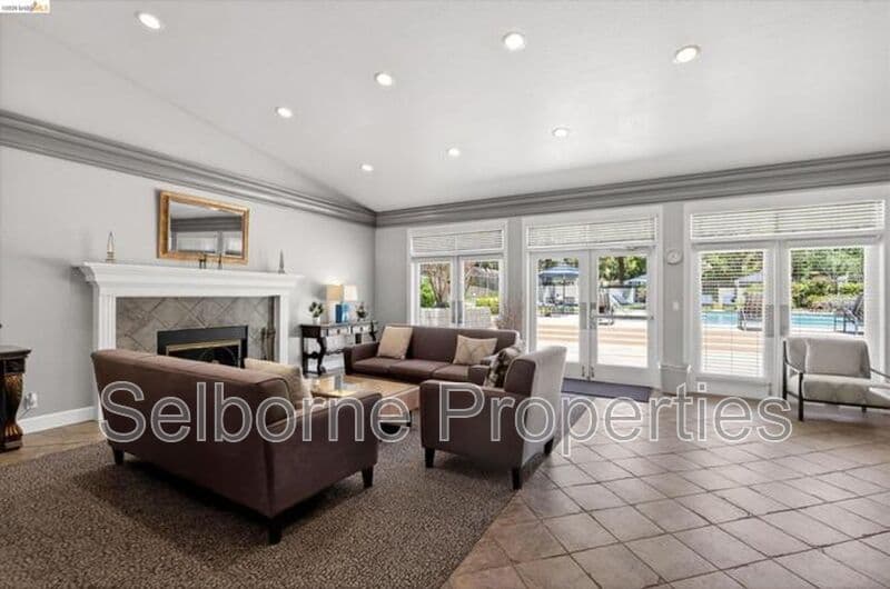 Oakland House: 660 Canyon Oaks Dr