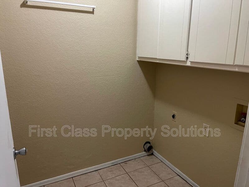 Moore House: 9212 Buttonfield Ave