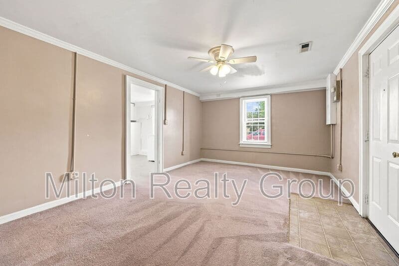 Four Oaks Condo: 101 E. Woodall St.