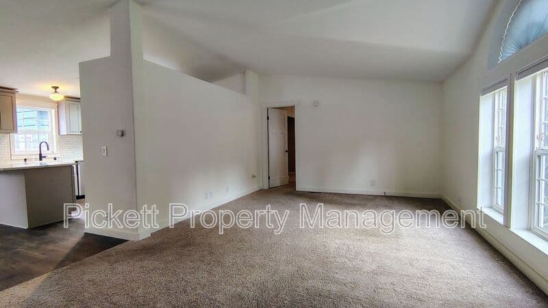 Port Orchard House: 11438 SE Regatta View Ln