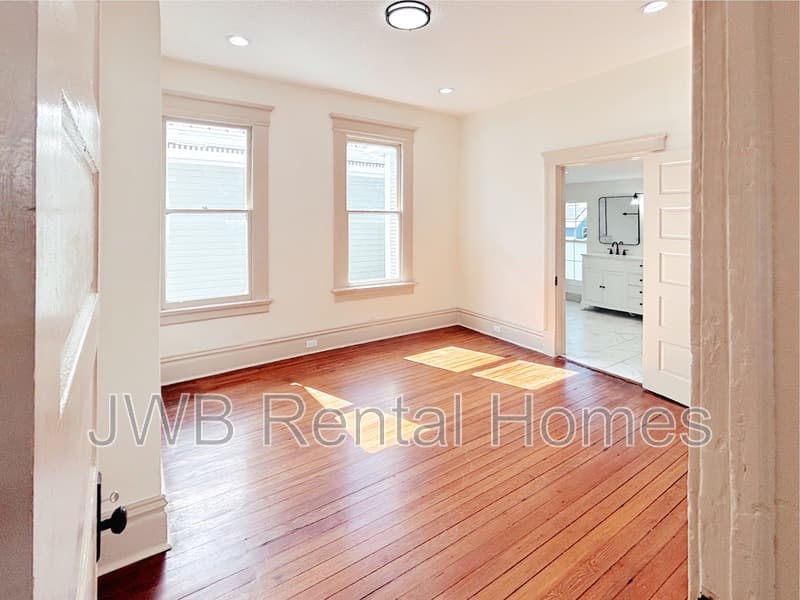 Jacksonville House: 1532 N Pearl St