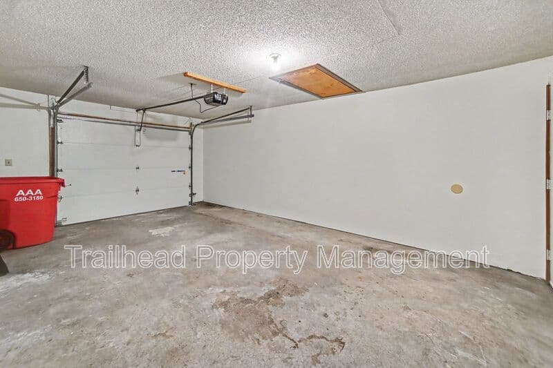 Blue Springs House: 410 NW Nottingham Lane