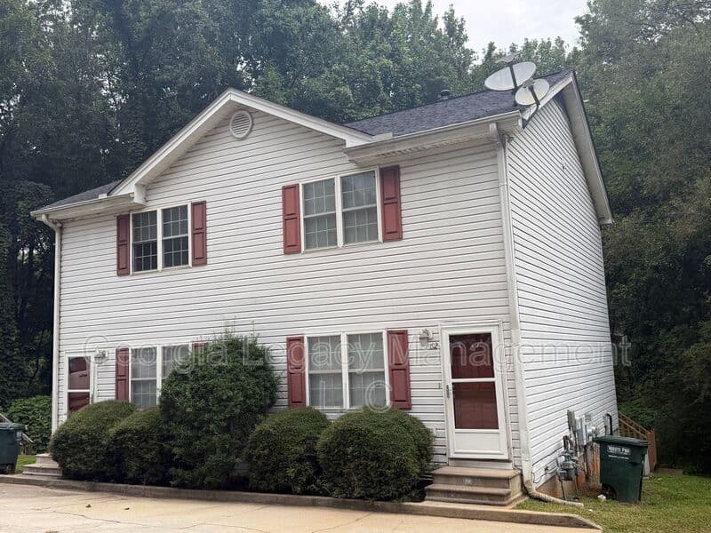 Commerce House: 62 Creekside Drive