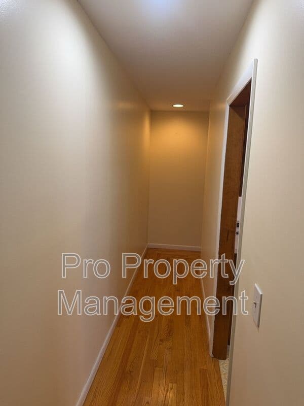 Danbury House: 166 Old Brookfield Road