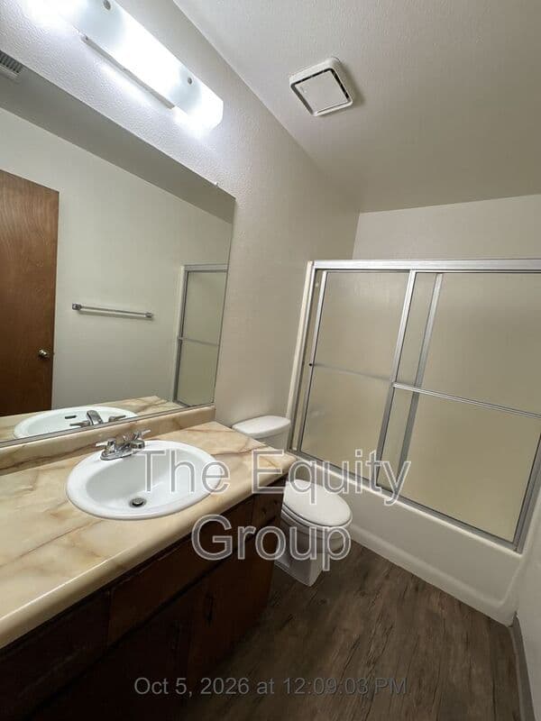 Tulare House: 1270 Tustin Circle