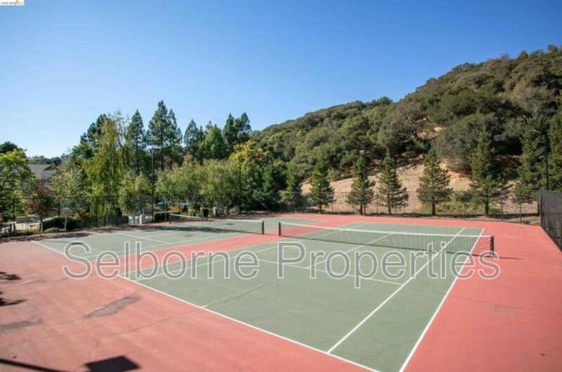 Oakland House: 660 Canyon Oaks Dr