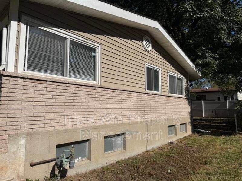 Saint Louis House: 10126 Edgefield Dr