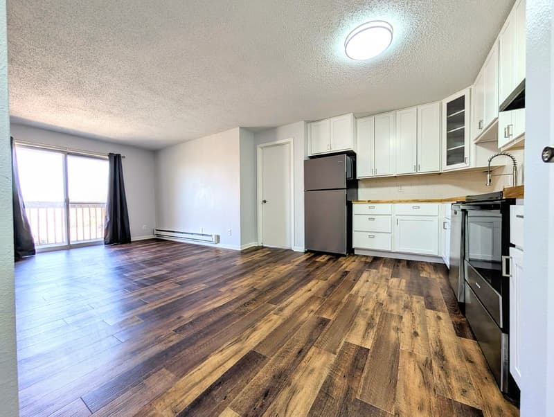 Pella Condo: 408 East 15th Street - 208