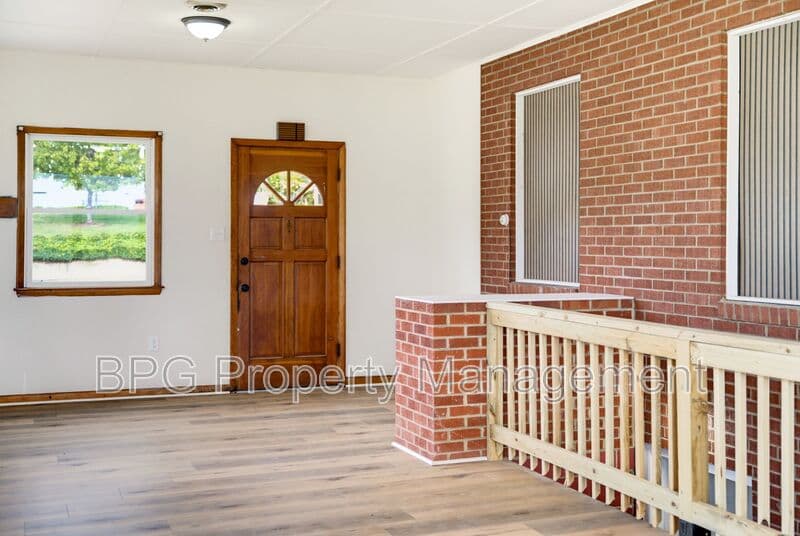 Woodstock Condo: 204 N Muhlenberg St