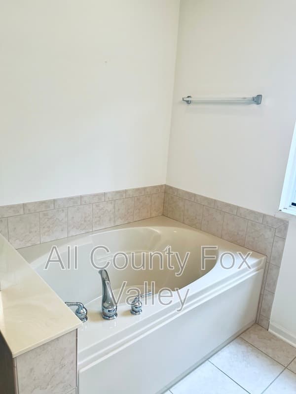Hoffman Estates Townhome: 6090 Halloran Lane