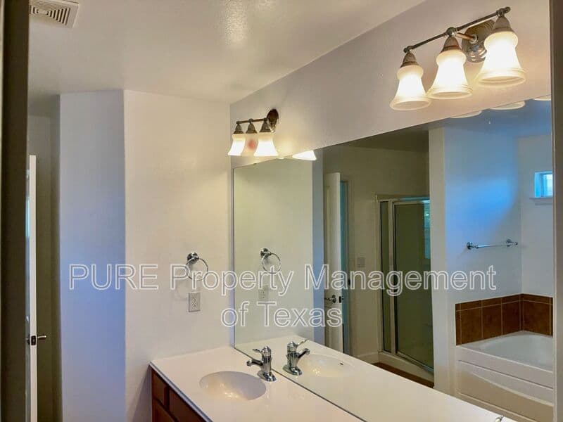 Leander House: 789 Kingfisher Ln