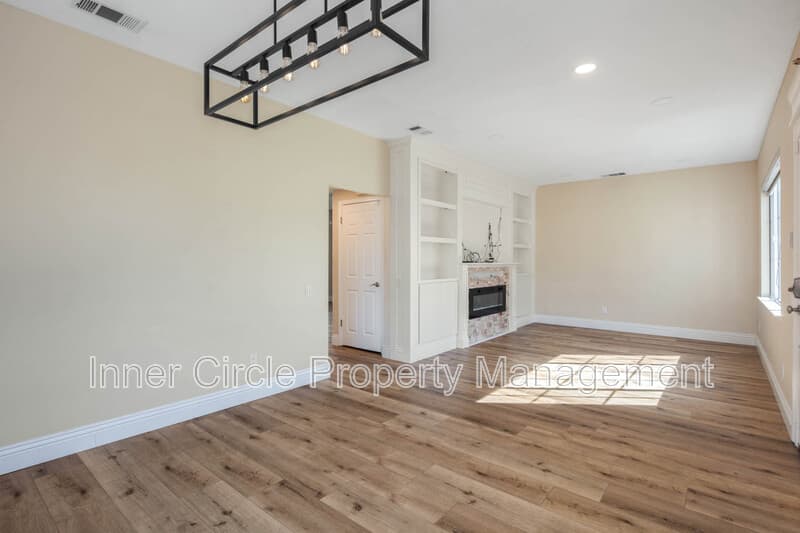 Brentwood House: 342 Chaucer Drive