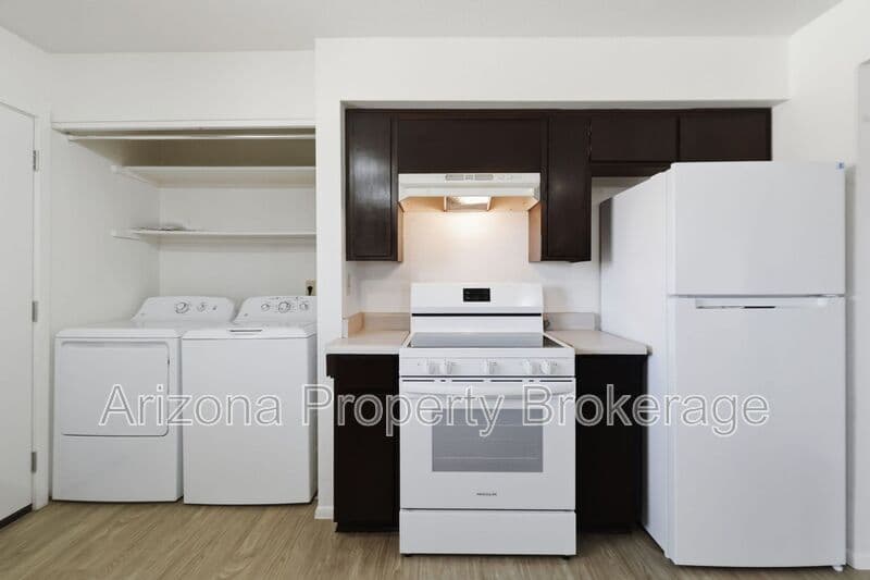 Mesa House: 2106 E Evergreen St