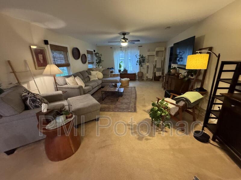 Bowie House: 12618 Kavanaugh Ln