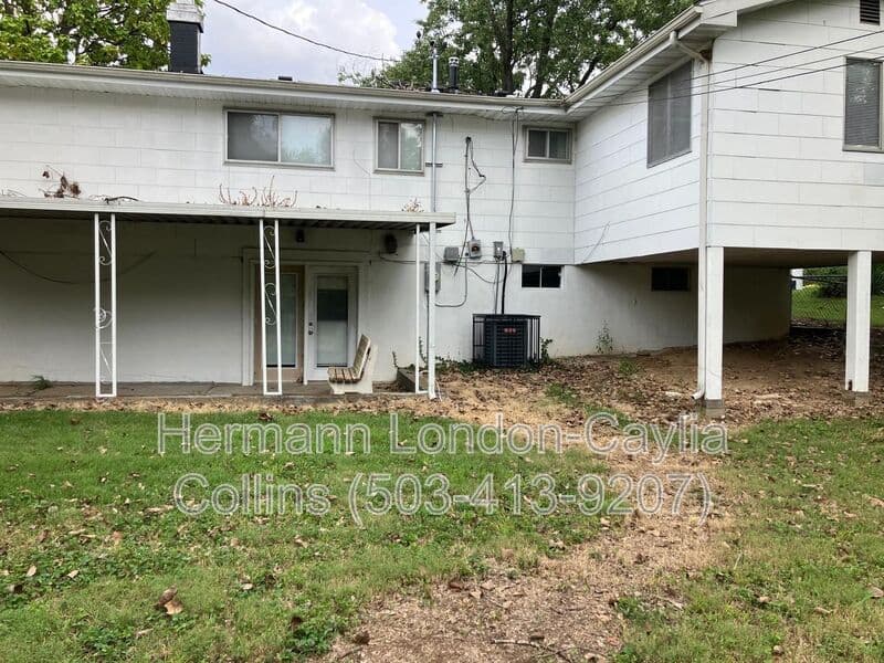 Saint Louis House: 9609 Dromore Court