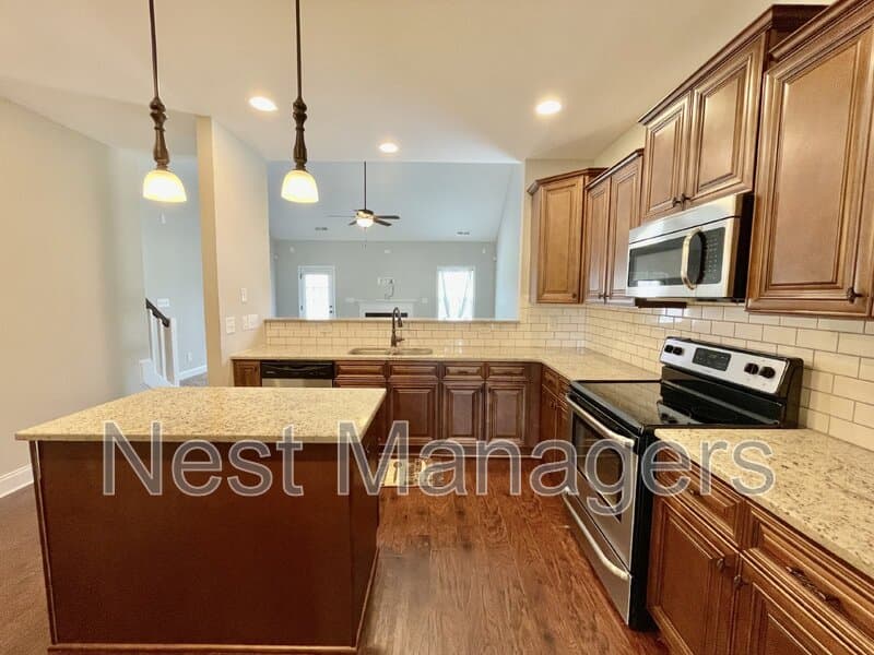 Hope Mills House: 5849 Crepe Myrtle Drive