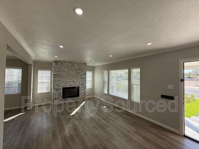 Manteca House: 807 W Yosemite