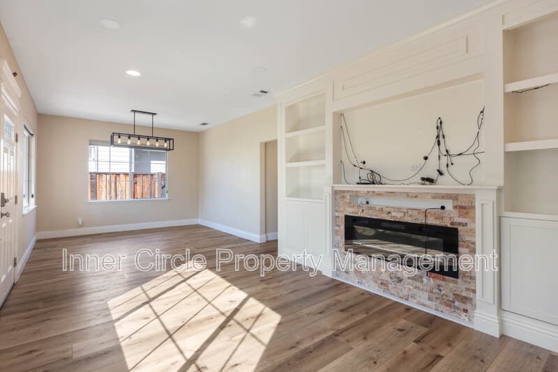 Brentwood House: 342 Chaucer Drive