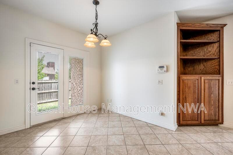 Bentonville House: 4003 SW Hawthorne Place