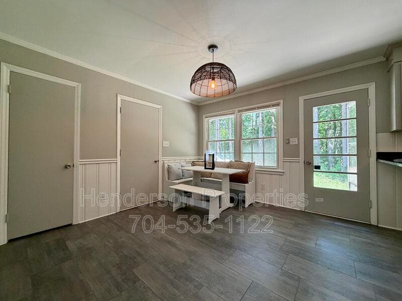 Charlotte House: 6801 Woodland Cr