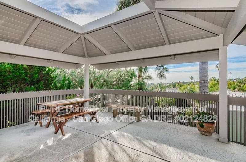 Encinitas House: 155 Rosebay Dr