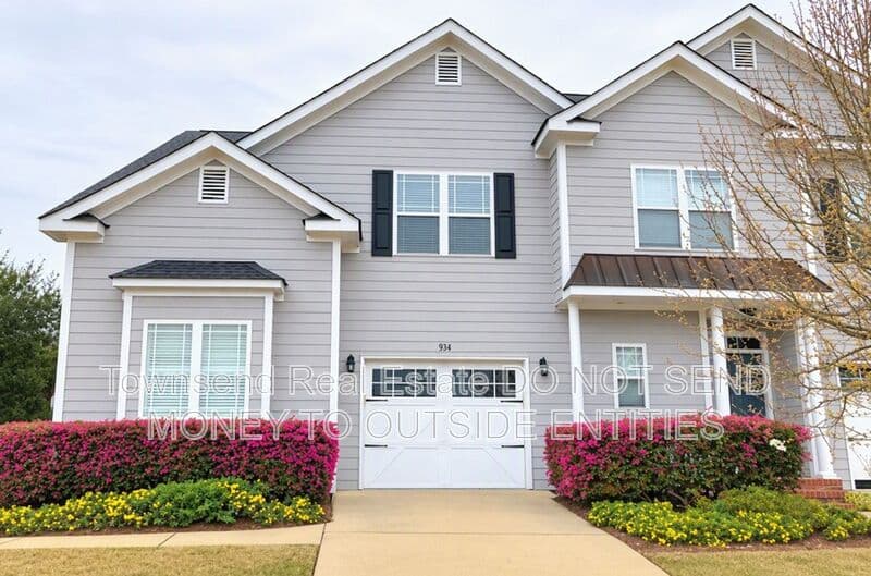 Fayetteville House: 934 Westland Ridge Rd.