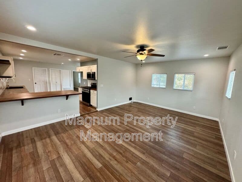 Perris House: 27300 Peach St