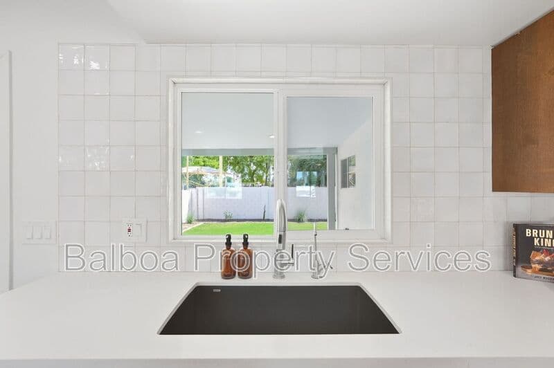 Gilbert House: 1 N Cottonwood Dr