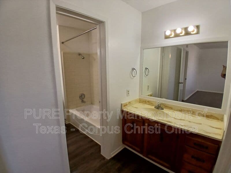 Corpus Christi Condo: 5001 Middlecoff Rd