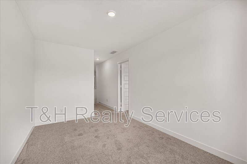 Lebanon House: 437 Monarch Lane