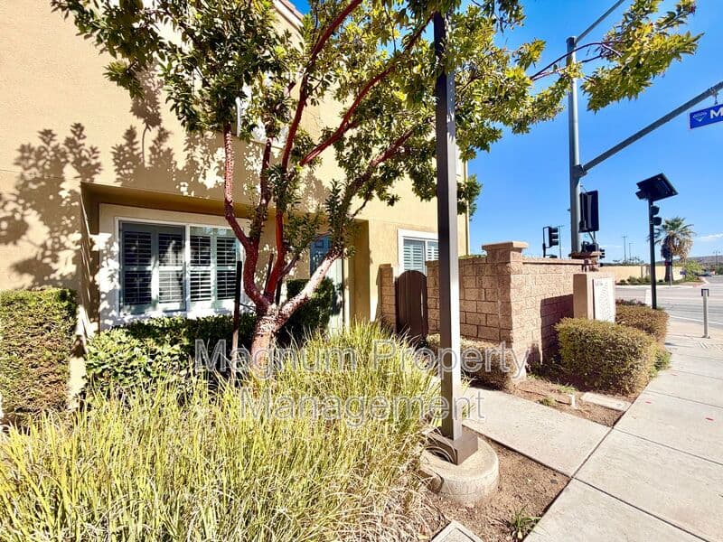 Murrieta House: 35792 Hazelhurst St