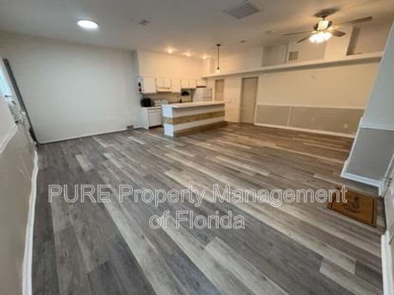 Ocala House: 595 NW 100th St