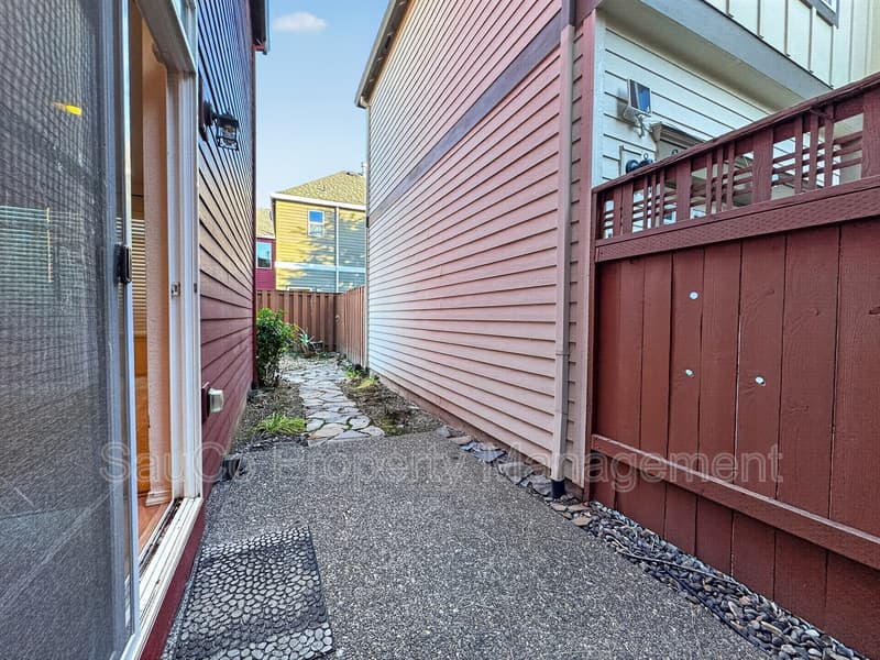 Hillsboro House: 902 SE Portlandia Ave