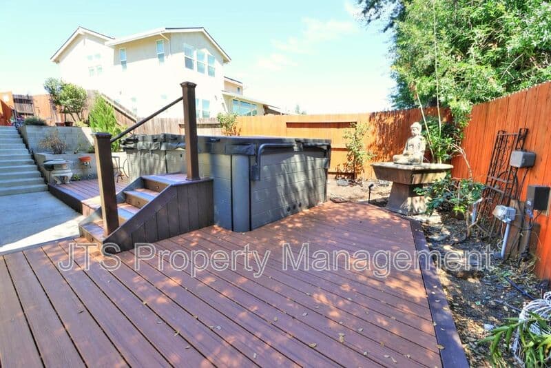 Fair Oaks House: 4988 Amina Fair Way