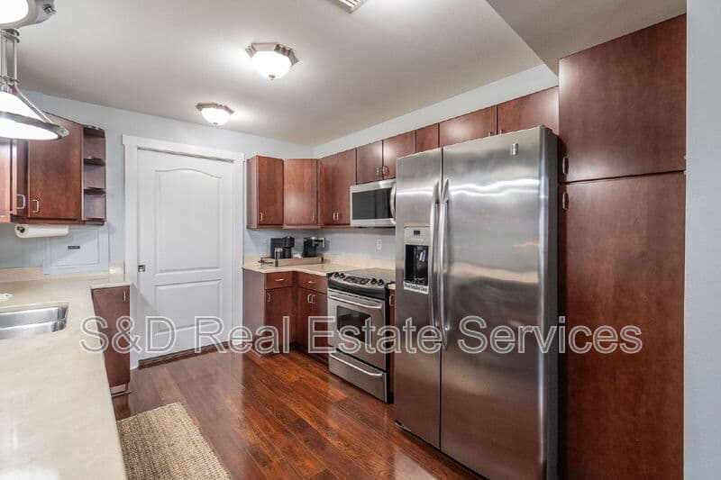 Lakeland House: 125 N Kentucky Ave