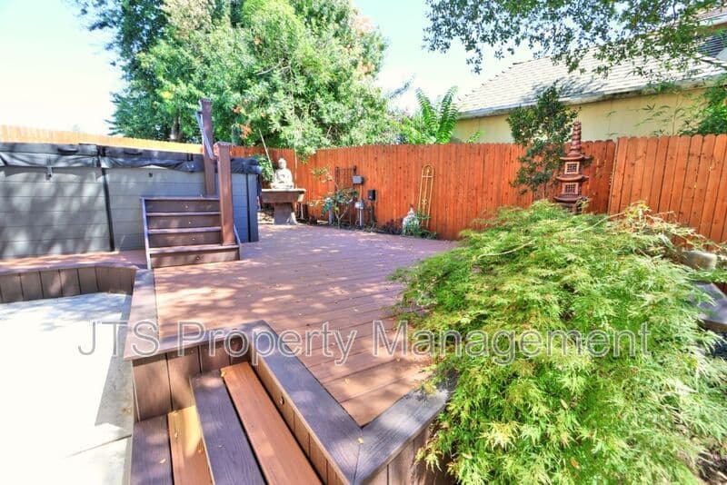 Fair Oaks House: 4988 Amina Fair Way