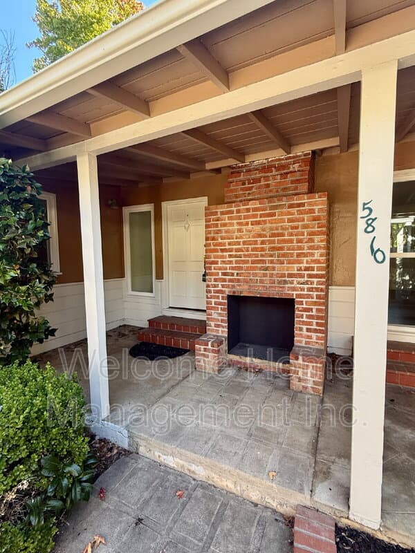 Oakland House: 5810 Estates Drive